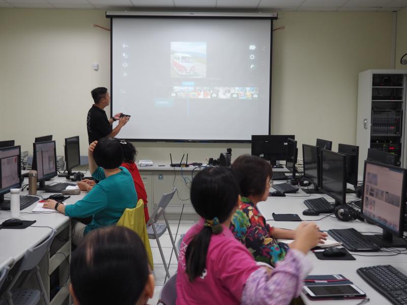 老師認真講課，學員認真聽課