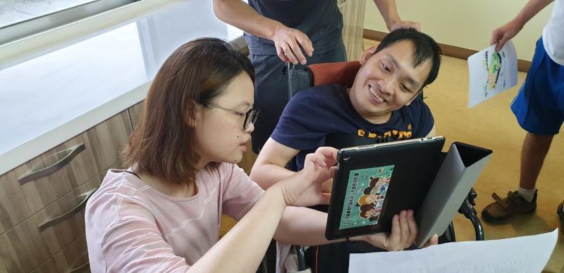 講師跟身障學員介紹平板功能操作