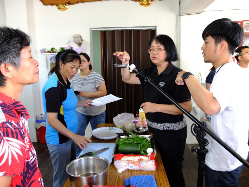 學員操作拍攝「在地創意料理－iCook數位食譜(II)」