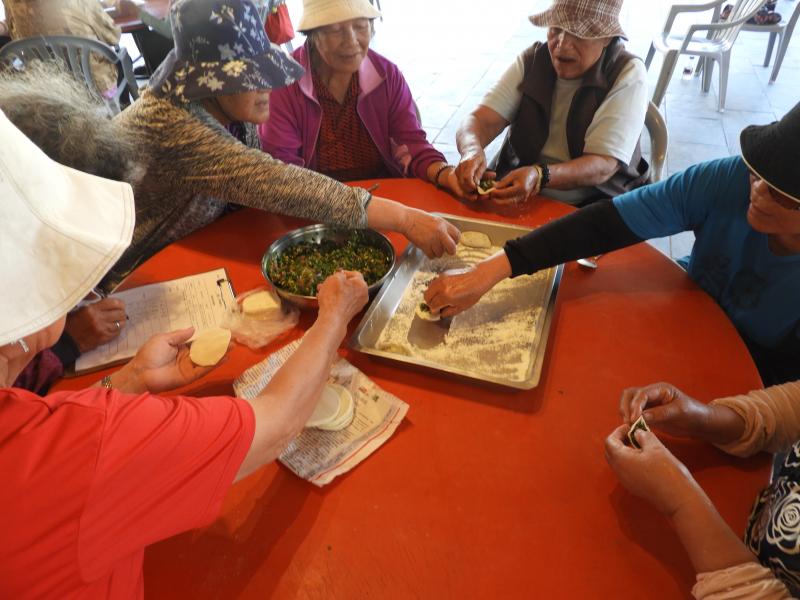 數位料理課程，長輩玩平板包水餃