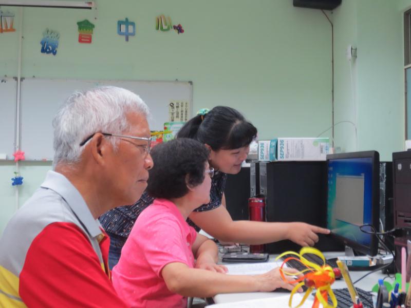 老師正在個別指導同學有問題的地方