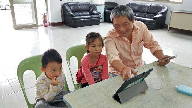 村長一家三口和樂共學