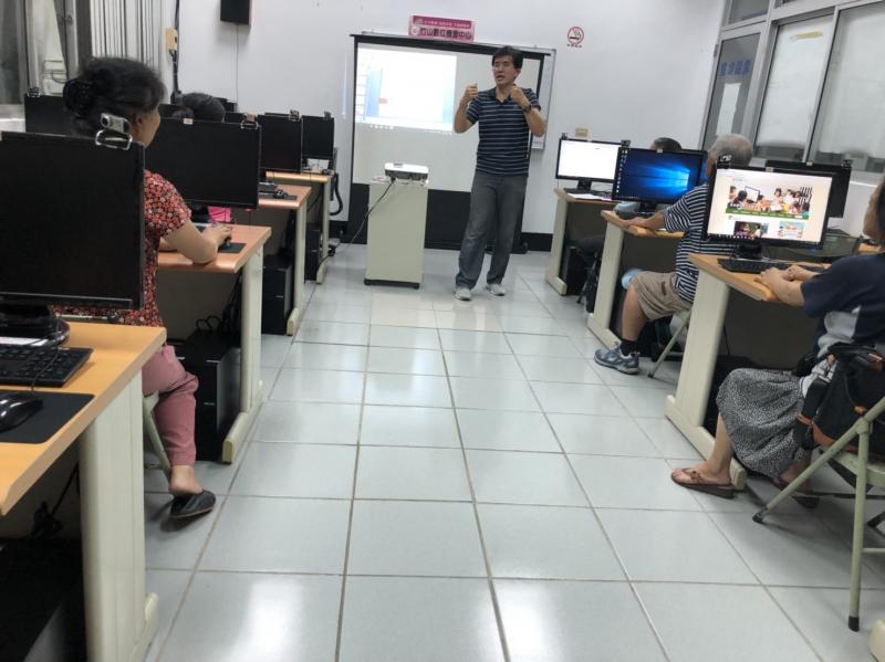 講師與學員正在DOC教室裡上課