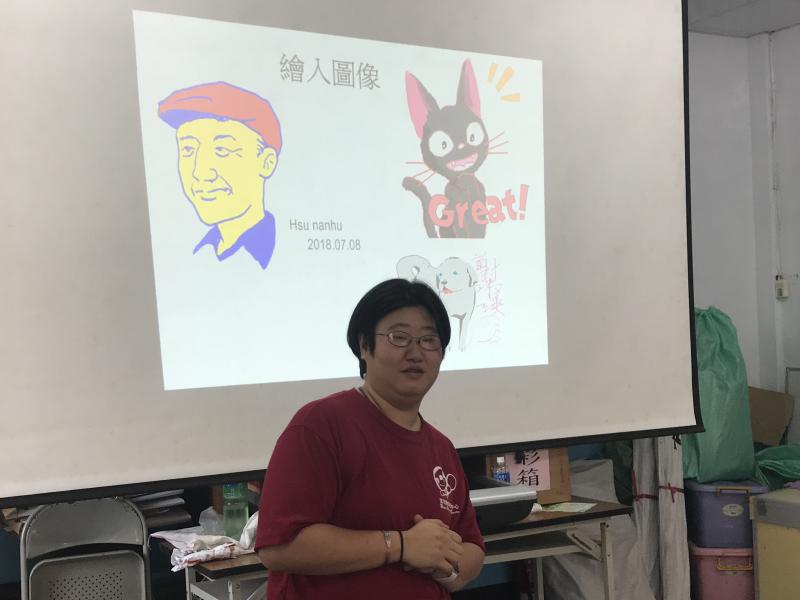 講師說明如何使用電腦進行照片、圖片的輸入與編修，做出最有自己風格與特色的圖像。