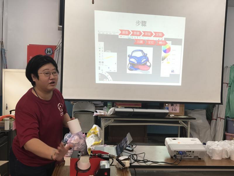 講師仔細的說明什麼是熱昇華轉印，還有進行圖像熱轉印的各項過程和技術原理。