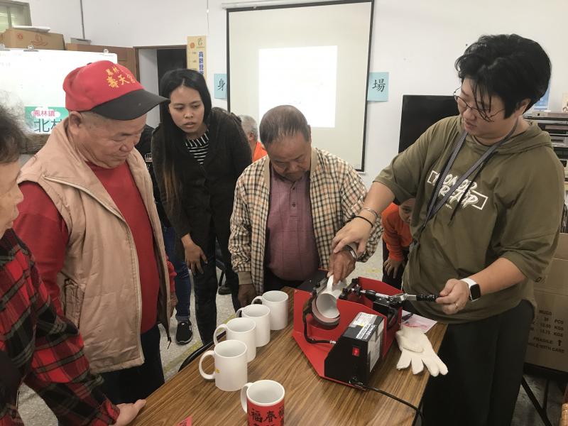 讓學員自己動手操作熱昇華轉印機器，將自己的圖像轉印到馬克杯上，完成獨一無二的成品。