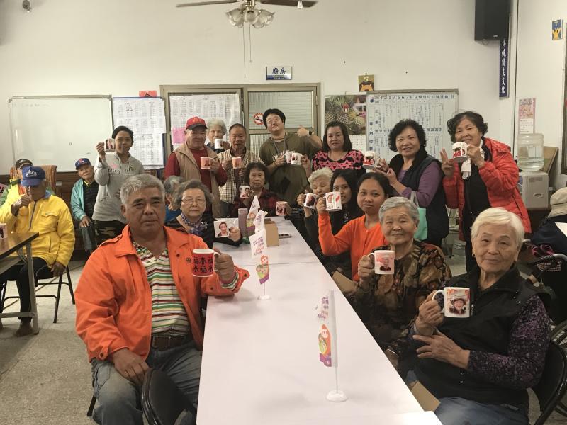 學員們完成成品後，開心的與自己的成品合照。