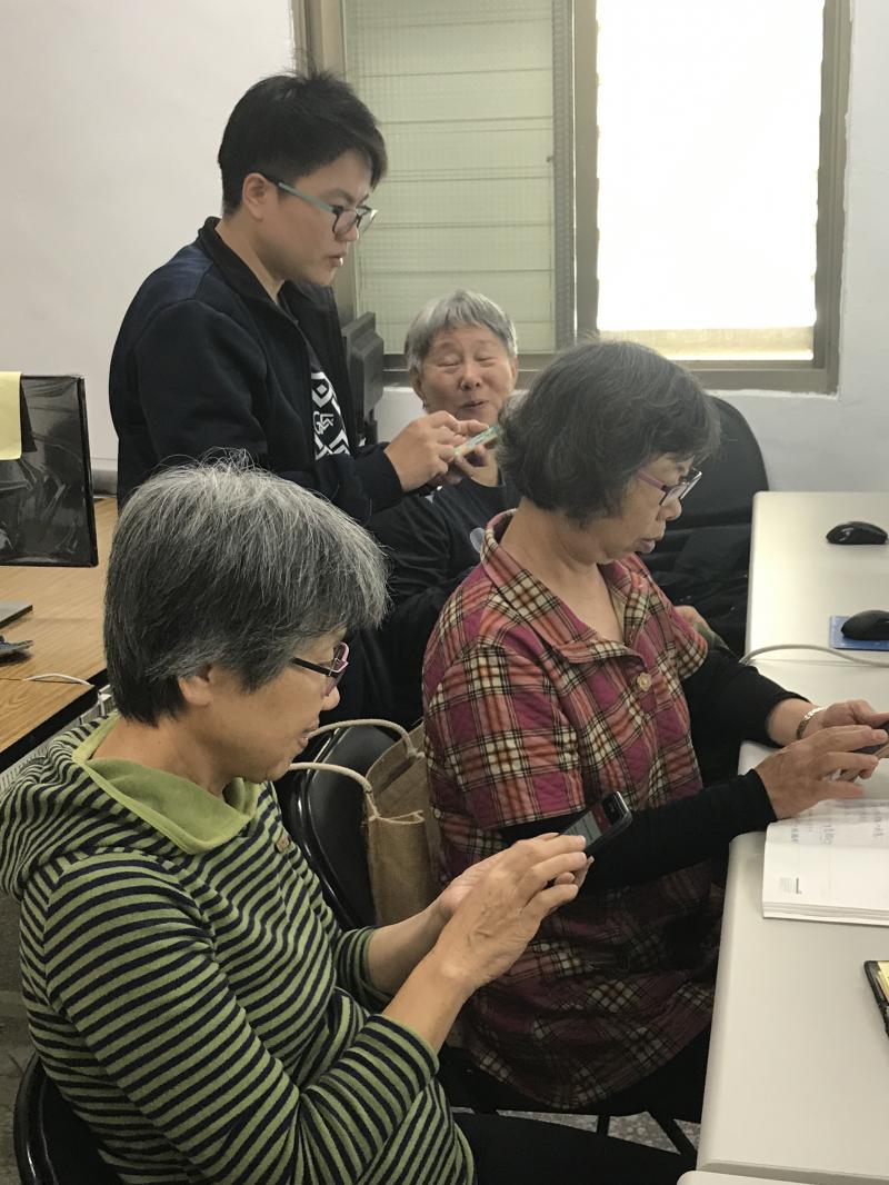 學員實際操作支付平台註冊過程，老師則仔細的對學員作指導。