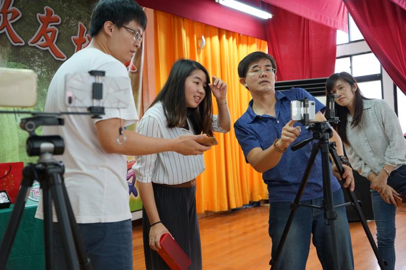 學員專心檢視直播後的片段