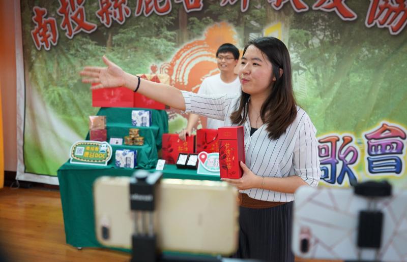 學員亮語在直播時搭配手勢，強化產品的說服力
