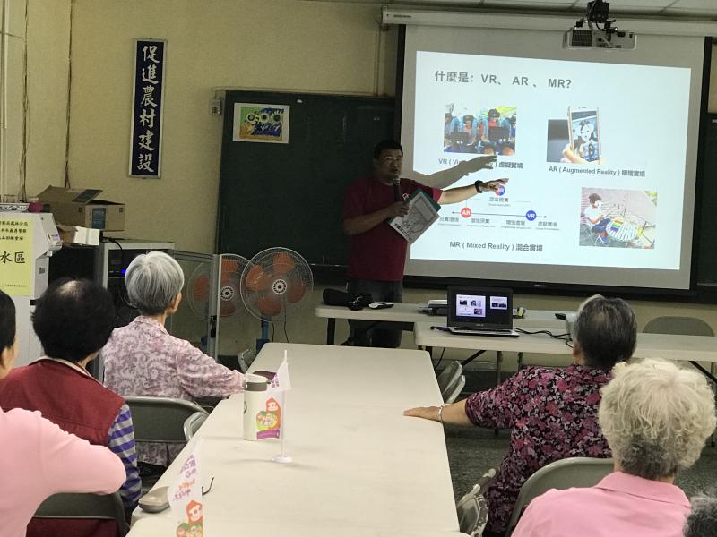 講師講解什麼是AR、VR、MR？向學員說明平板電腦在生活中的不同使用方式，引起學員興趣。