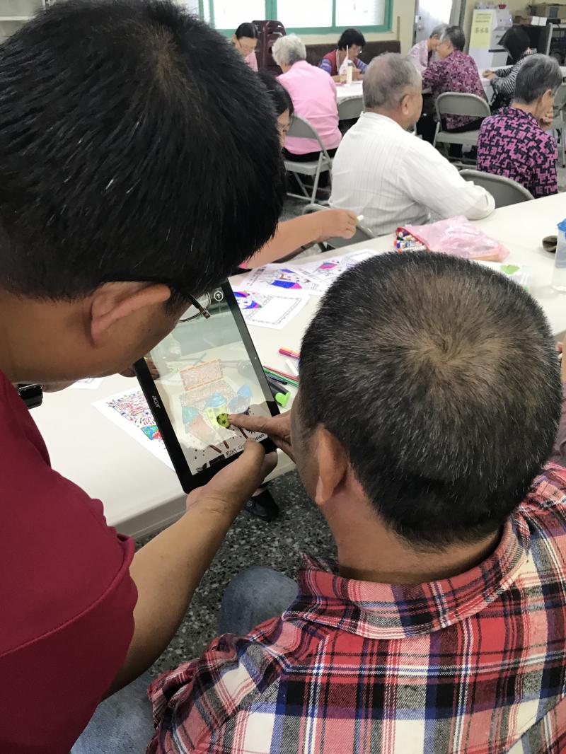 講師帶領學員使用平板電腦實際體驗ＡＲ應用程式使用。