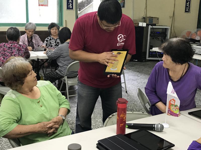 課程中也安排讓每位學員體驗不同的平板電腦應用軟體，促成學員的使用初體驗。