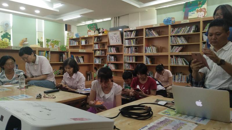 老師講解完之後，學生也跟著一個步驟一個步驟完成。