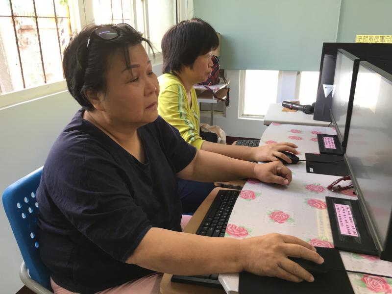 學員認真聆聽講師介紹拍攝技巧。