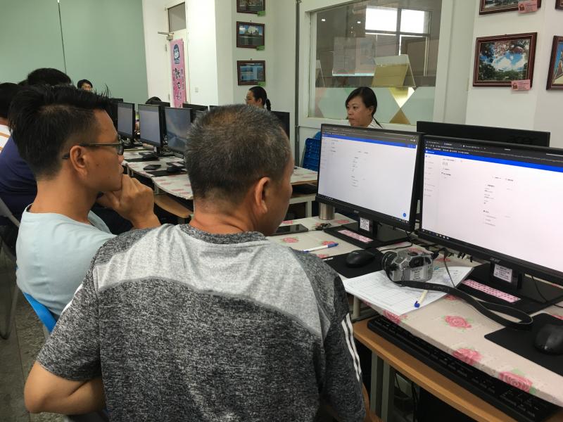 學員正聆聽講師，介紹創用CC網站，使用無版權圖後製影音。