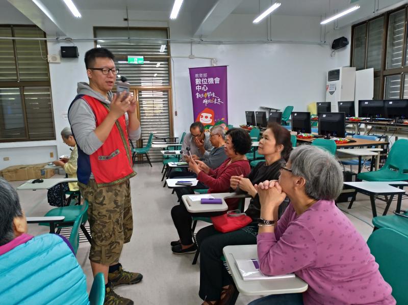 老師教學員認識環景相機，並介紹環景相機的功能與用途，以及拍攝時須注意的事項。