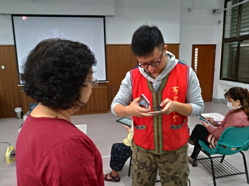 位於光復圖書館，老師協助學員安裝環景相機APP