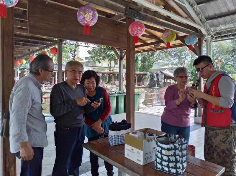 講師與學員至光復糖廠，實際用環景相機拍攝相片。