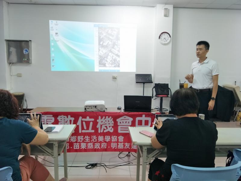 老師對著到通西里老人文康中心上課的學員講課