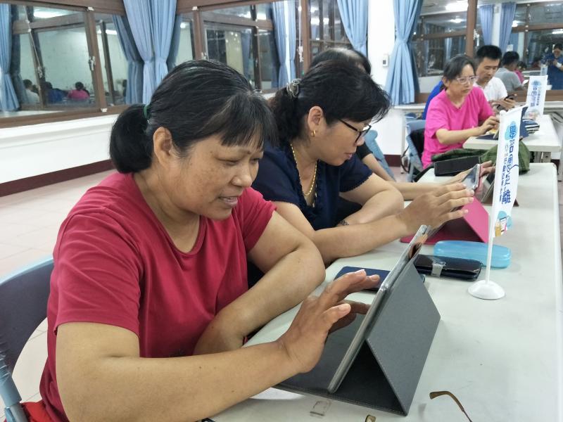 學員認真的在操作平板