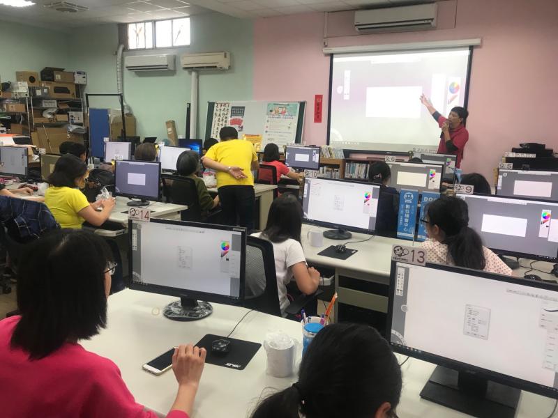 老師仔細解說馬克杯圖製作過程、尺寸等注意事項，學員們聽的超認真，專心並仔細的設計著自己的馬克杯圖