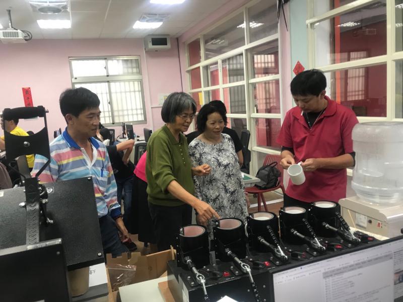 學員們體驗熱轉印的過程，操作上需要非常小心，等待200秒後，即有一個自己設計的馬克杯完成了。