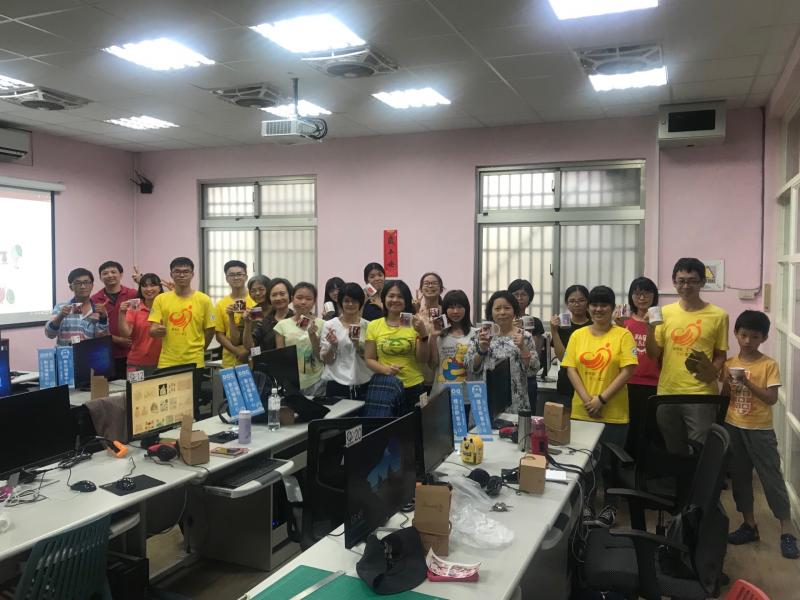 成果大合照啦！  每個人拿著自己設計的馬克杯，一臉超有成就感的樣子，很開心呀。