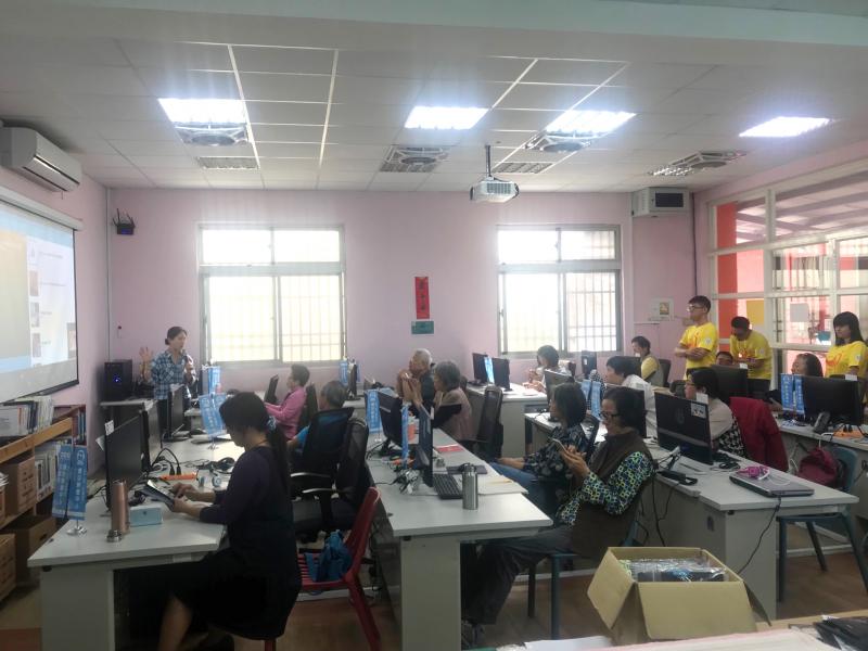 學員們超認真的學習生活上的app，從下載、應用、到各自操作體驗，都將目光放在講師身上，聽的超認真。