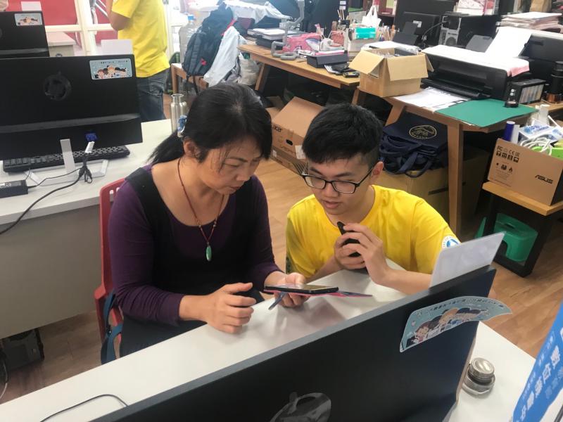  在資訊志工的陪同下，一次又一次的完成了app的體驗操作，學員們都很感謝來協助的黃衣天使