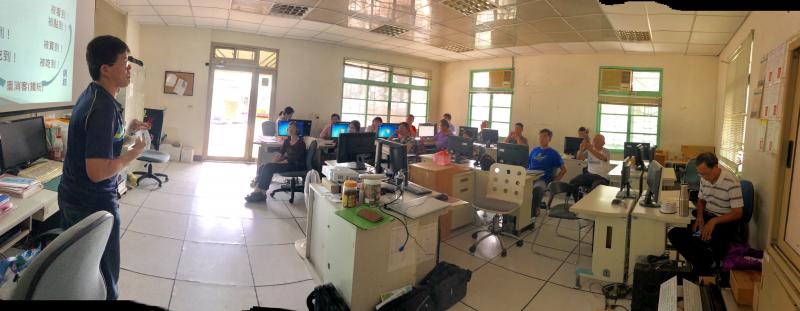 網路行銷平台及商品電子型錄製作課程，學員認真專心的聽課。