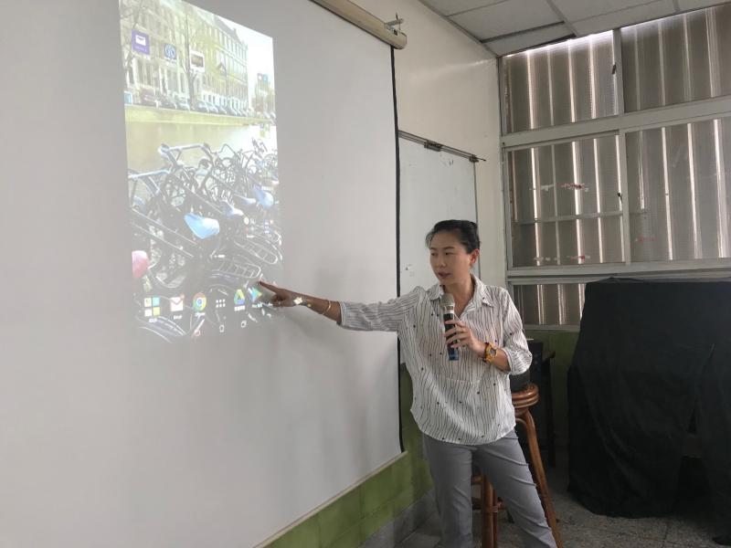 講師利用投影機及平板同步投影設備，將操作介面放大，讓學員們更容易理解講師在說什麼。