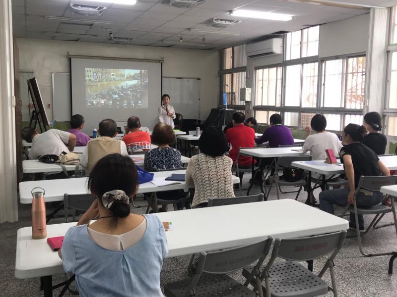 生活中可以運用哪些app，老師以淺顯易懂的方式，表達給學員們，學員們聽的非常有收獲，超認真的學習。