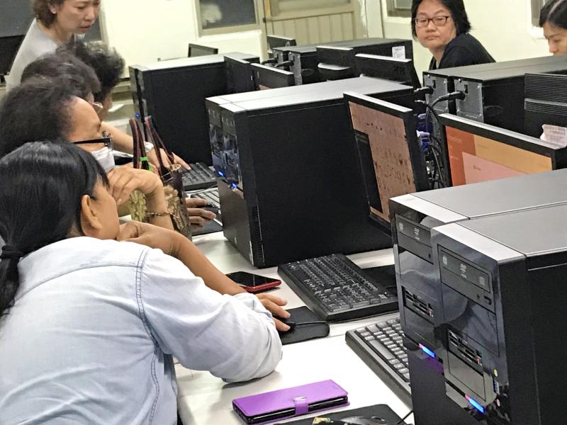 學員使用電腦認真撰寫自家商店及產品介紹內容。