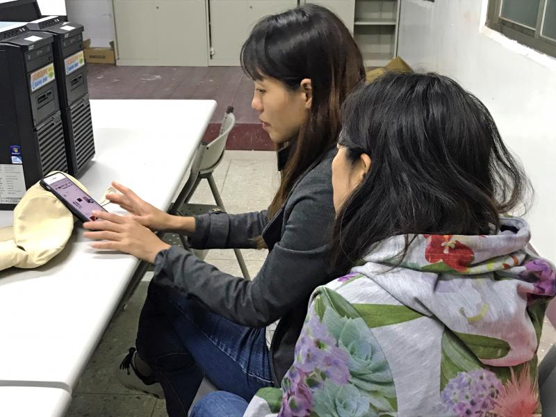 學員使用手機進入行銷平台。