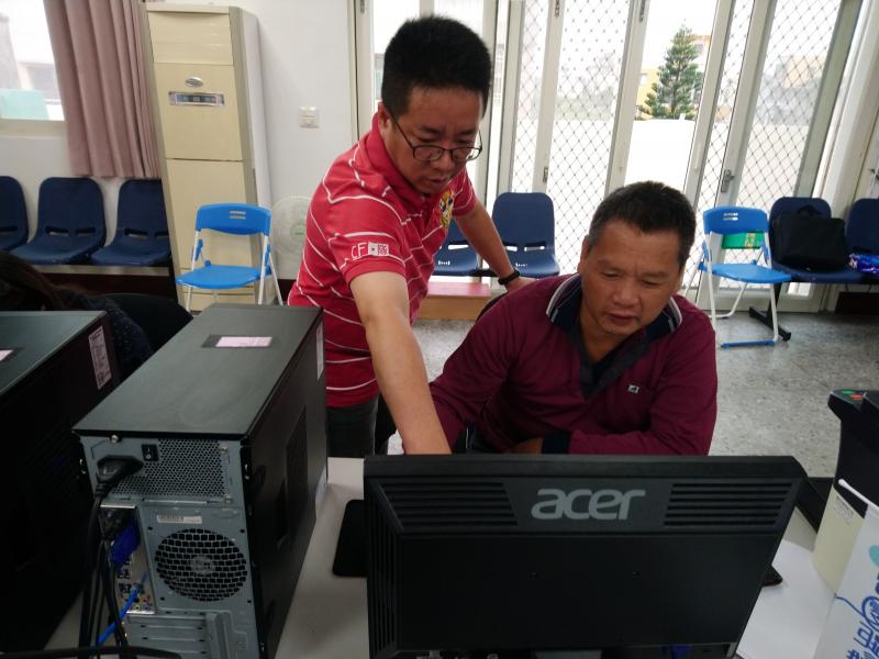 為學員講解寫作事項