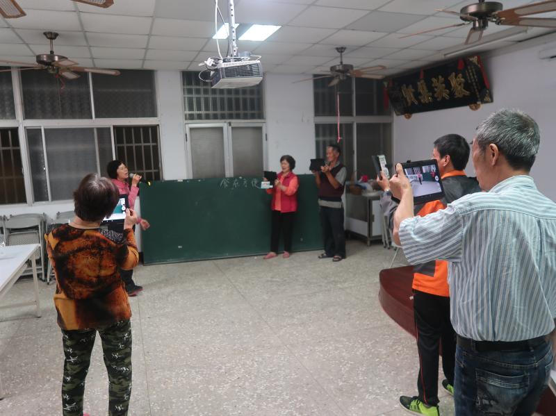 上課中學員練習拍照