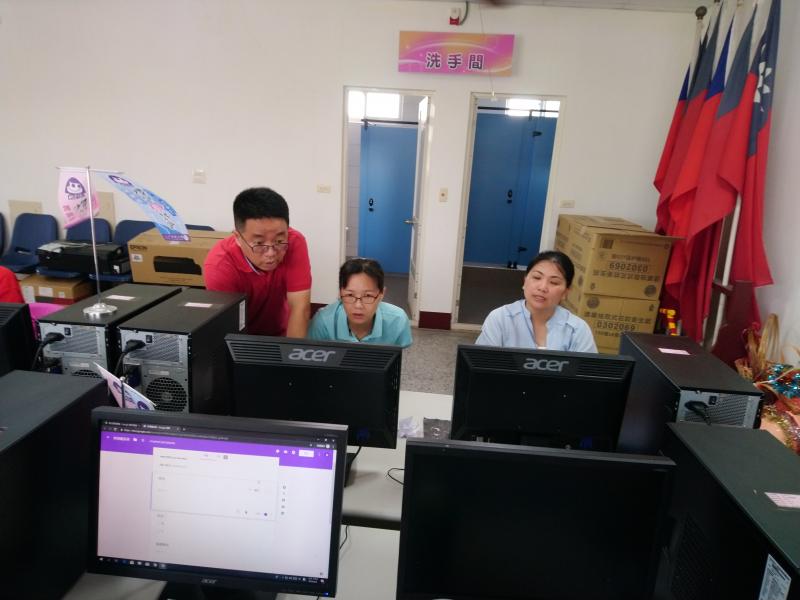 學員觀看老師操作，並提問互動