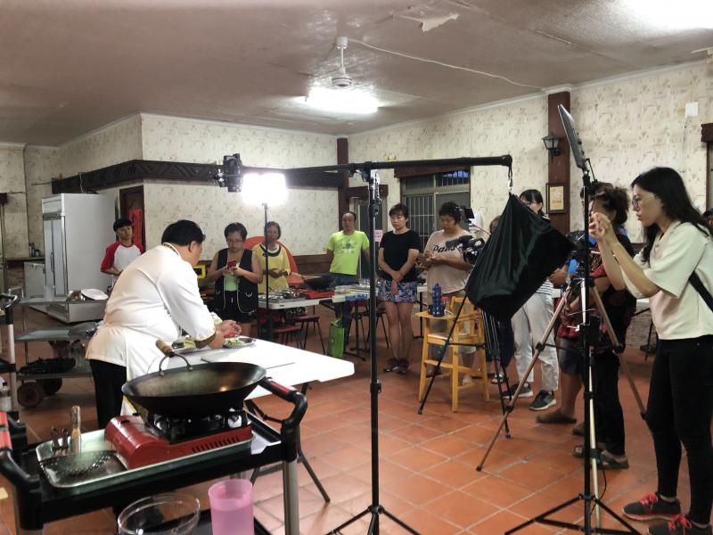 透過三機作業，俯拍鏡頭為主機，清楚記錄料理的過程，藉由2機進行補鏡動作。