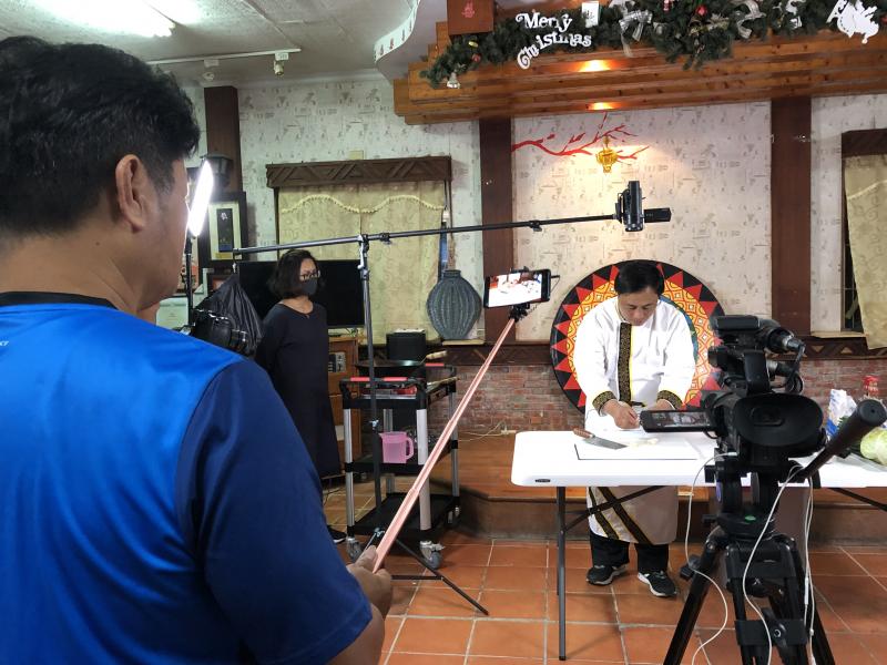 手機攝影是學員隨手可得的工具，運用自拍棒輔助，增加鏡頭穩定度。