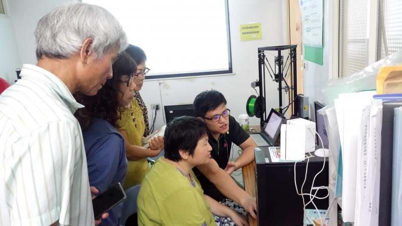 學員觀看講師的示範教學中