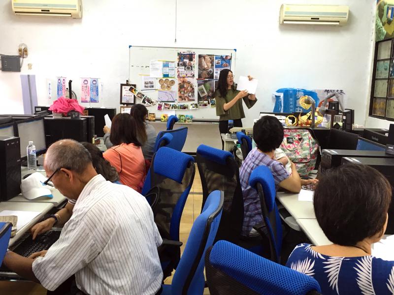 學員們在白紙上繪製草圖。