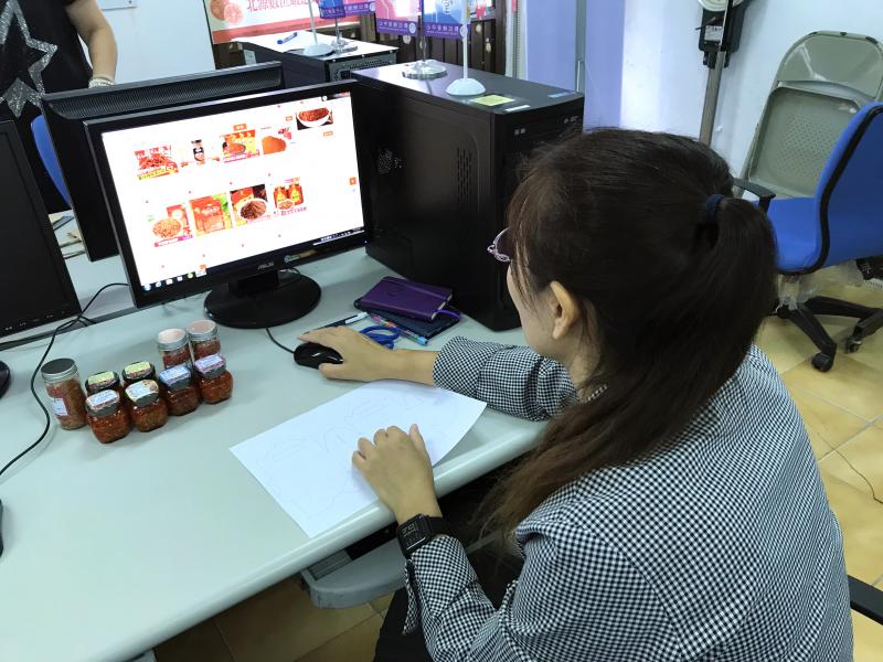 學員使用電腦上網搜尋參考資料。