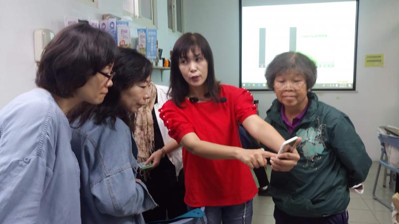 游惠恩講師與學員互動中。