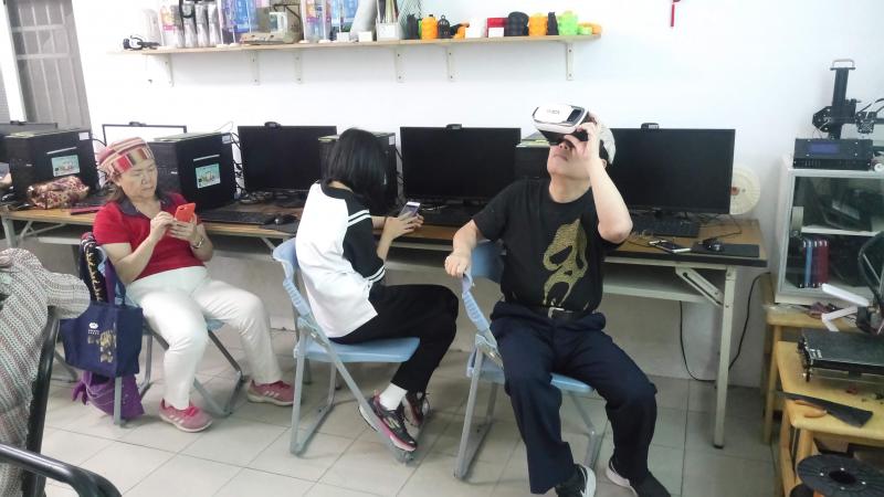 學員使用ＶＲ設備中
