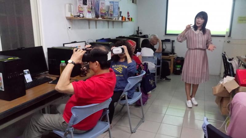 講師ＶＲ體驗教學中