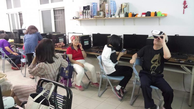 學員體驗ＶＲ設備