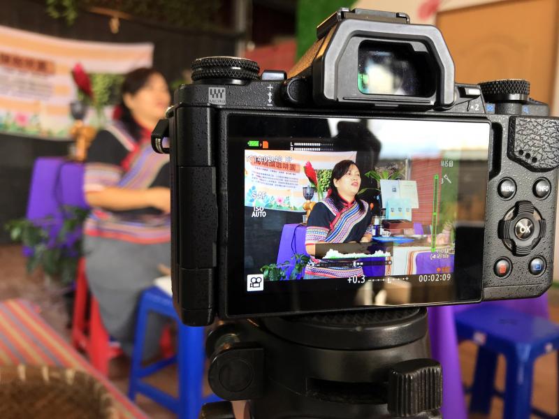 透過相機螢幕上，可以看見受訪的老闆娘。