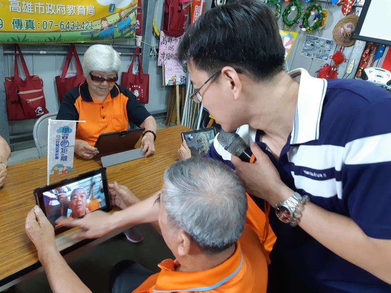 老師熱情指導學員嘗試自拍