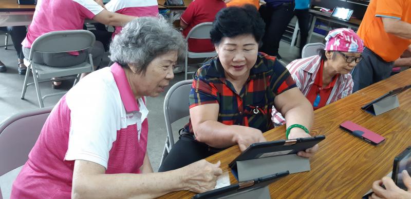 學員彼此討論平板操作